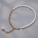 Krótki pozłacany naszyjnik z białych pereł i łańcucha. OGNISTY TEMPERAMENT