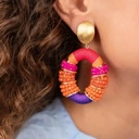 Pozłacane owalne kolczyki z kolorowymi akcentami. OWOCE Z TROPIKÓW