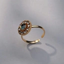 Duży pierścionek z niebieskim i szarymi kryształkami. DAMA DIAMENTOWA