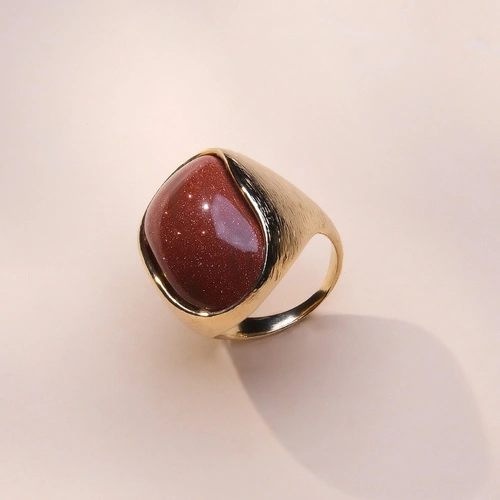 Złocony pierścień z owalnym kamieniem słonecznym. RUDA ZŁOTA