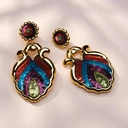 Złocone kolczyki z rozetą i muszlą z kolorowymi cekinami. TĘCZA NAD RIWIERĄ