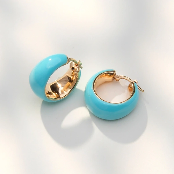 Złocone kolczyki okręgi z błękitnym dekorem z emalii. NIEBO NA ZIEMI