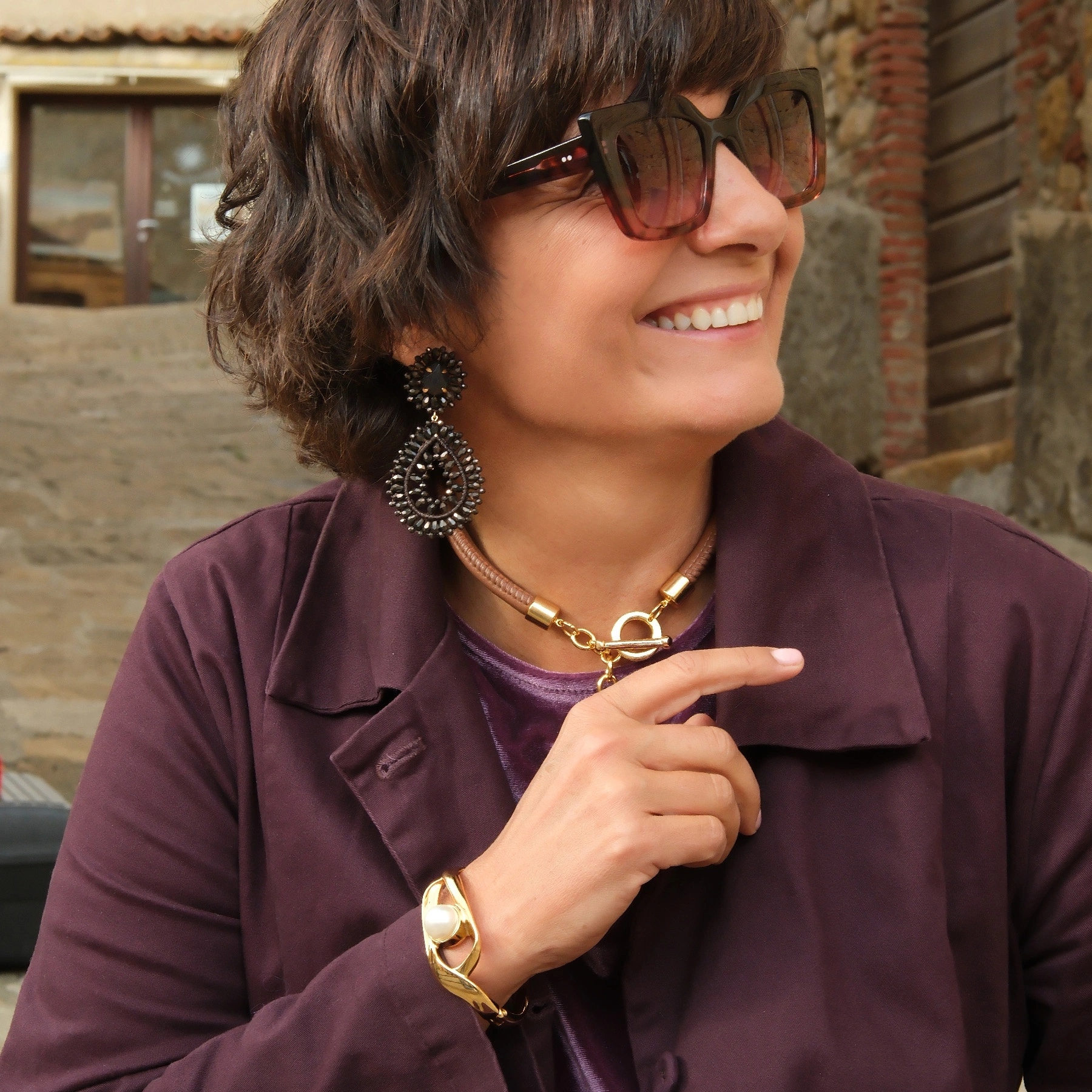 Naszyjnik z jasnobrązowej ekoskóry z perłą hodowlaną. PIASEK PUSTYNI