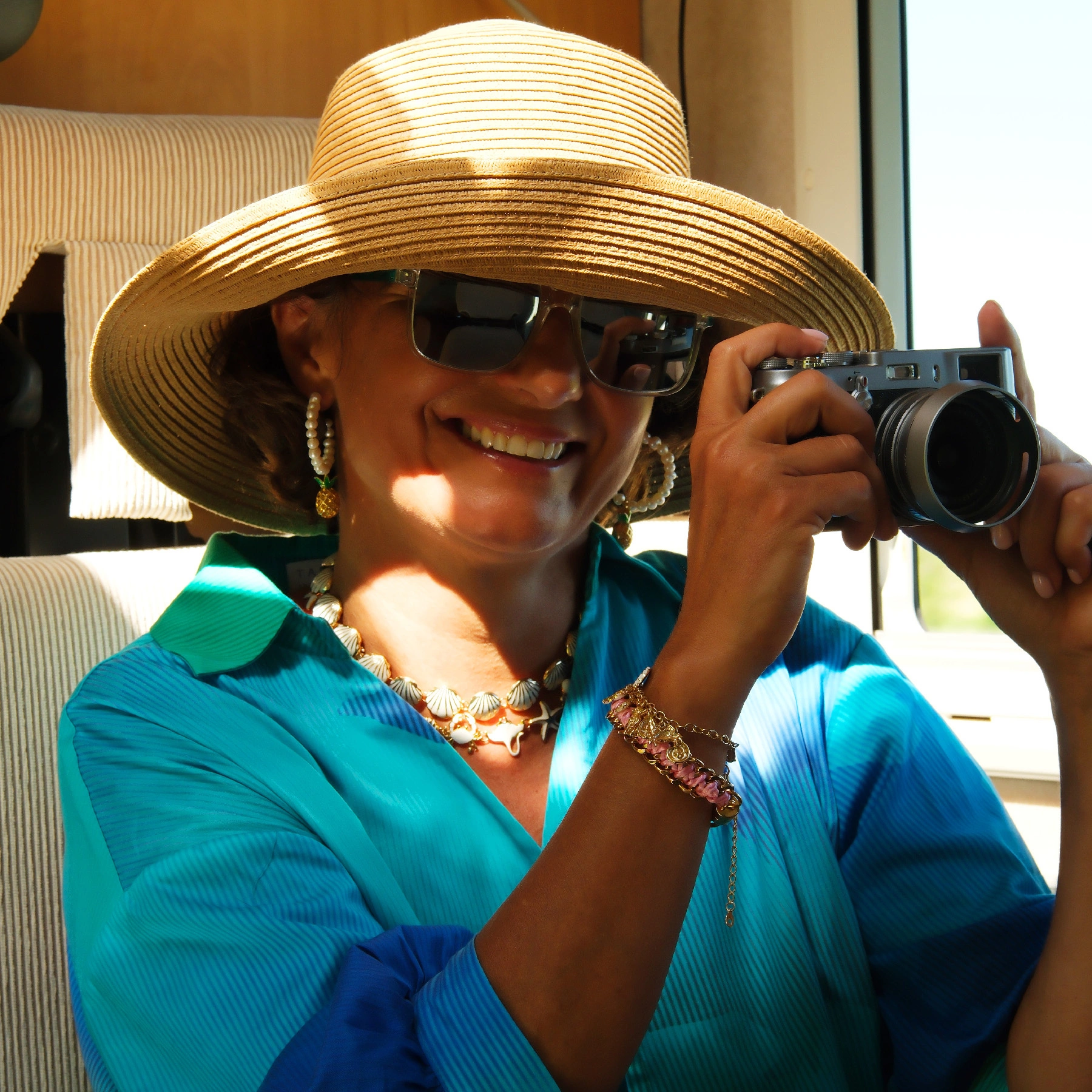 Pozłacane kolczyki z perłami i zawieszką w formie ananasa. SAMBA TROPICANA