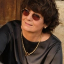 Małe pozłacane kolczyki w kształcie półksiężyców. POD OSŁONĄ NIOCY