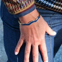 Sztywna złocona bransoletka zdobiona niebieskim akrylem. DROGA ŻYCIA