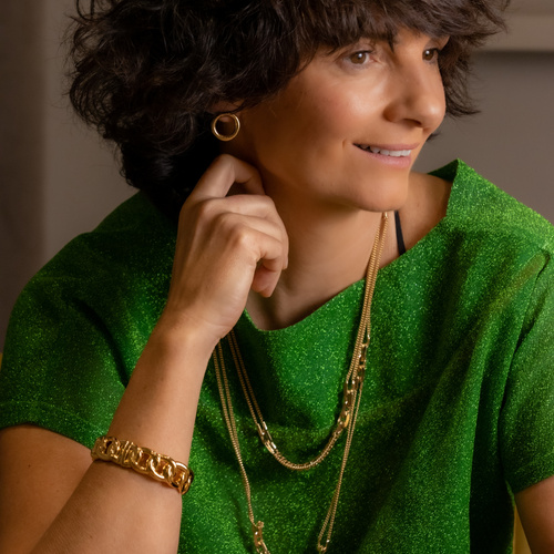 NIÑA. Pendientes de aro de forma sencilla.