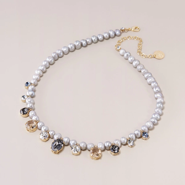 Naszyjnik krótki z pereł i kryształowych zawieszek. KLIMAT ELEGANCJI