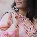 Wiszące kolczyki w formie serc z kwiatami i perłami. FANTAZJA