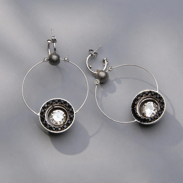 Małe srebrzone kolczyki z białym i czarnymi kryształami. AURORA KSIĘŻYCA