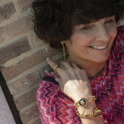 LADY GAGA. Pulsera con un lobo negro