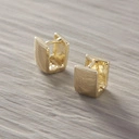 Pozłacane kolczyki w kształcie niepełnych sześcianów. SŁODKIE KOSTECZKI