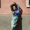 Pozłacane kolczyki koła z ciemnymi kwiatami z tkaniny. TAJEMNICZY OGRÓD