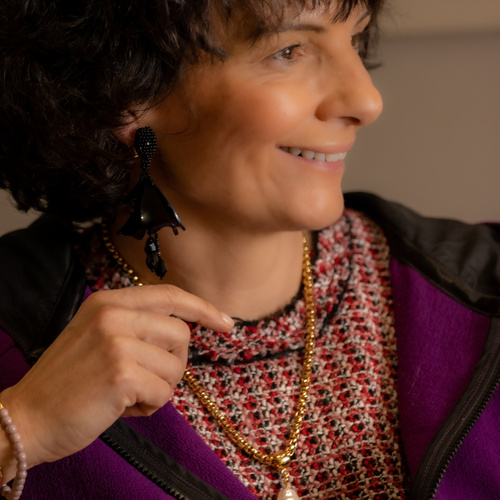 PERLA DE ALEGRÍA. Un colgante en una cadena con una perla.