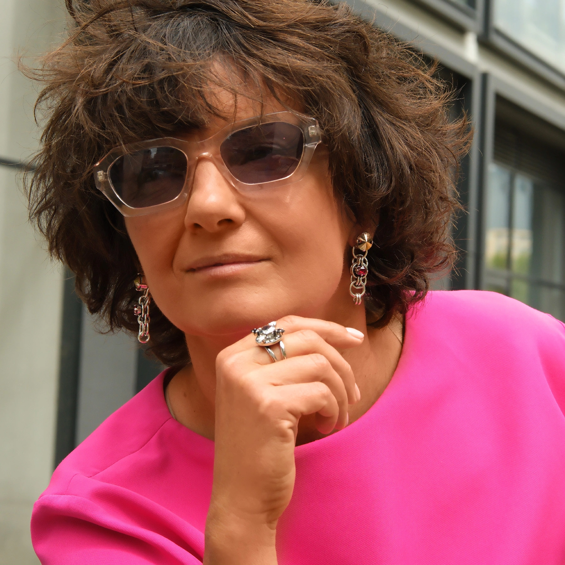 Posrebrzany pierścionek w formie kwiatu z kryształami. GWIEZDNY KWIAT