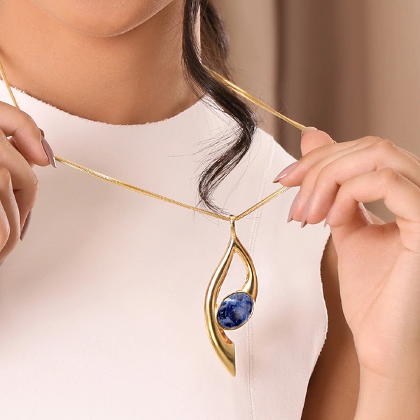 Złocony naszyjnik z dekorem a la nutka z sodalitem. NUTKA SODALITU