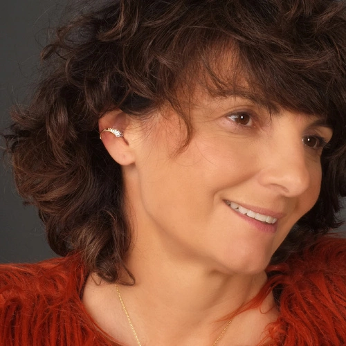 Złote kolczyki wszące z perłą i drobnymi cyrkoniami. MALIBU