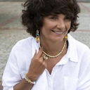 Krótki naszyjnik z zielonych koralików i białych perełek. NOIA