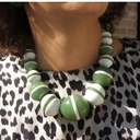 Krótki naszyjnik z zielono-białymi kulami z żywicy. KROK SALSY