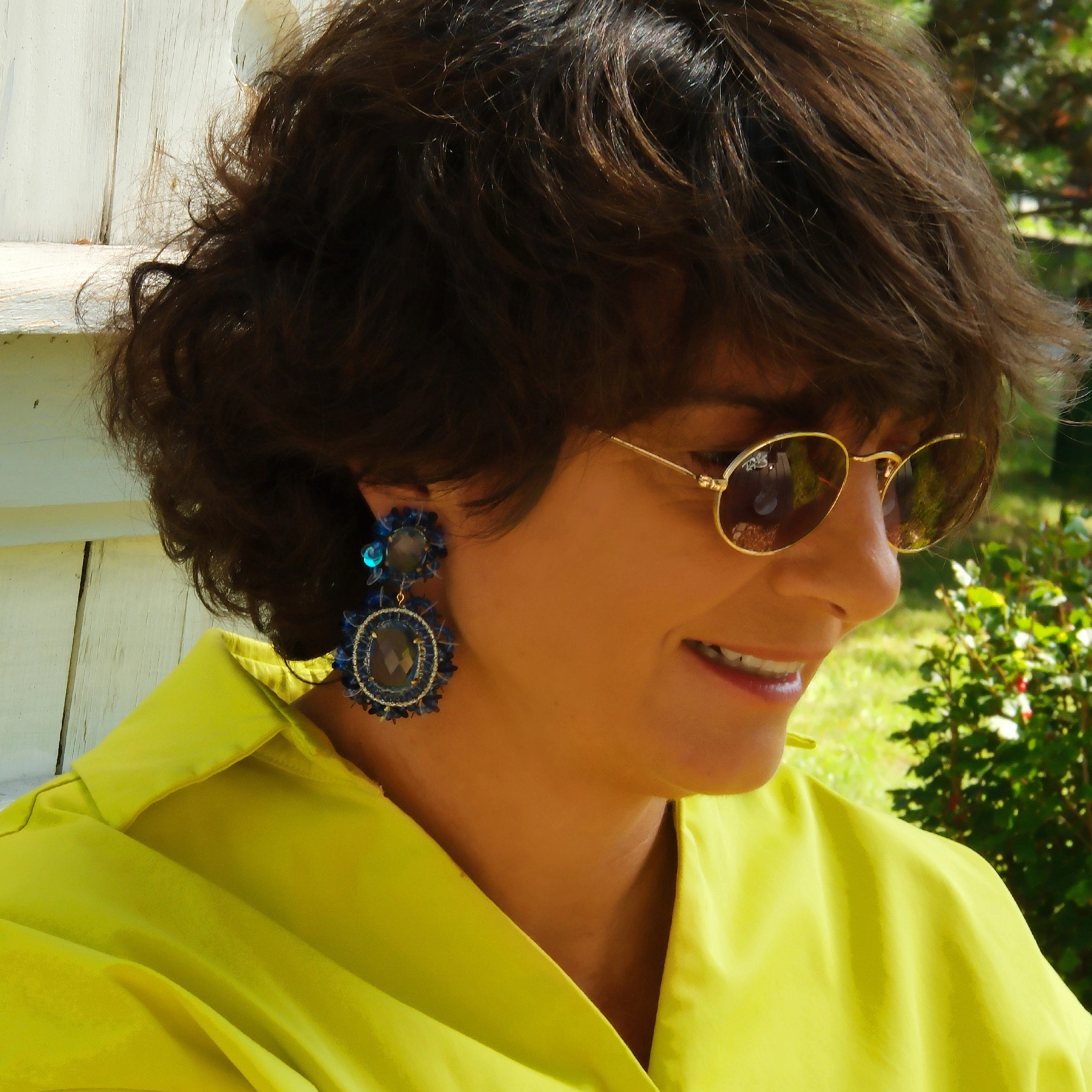 Długie owalne kolczyki wiszące z niebieskimii kryształami. LUSTRA NIEBA