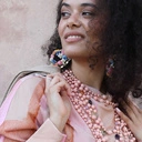 Wiszące kolczyki w formie serc z kwiatami i perłami. FANTAZJA