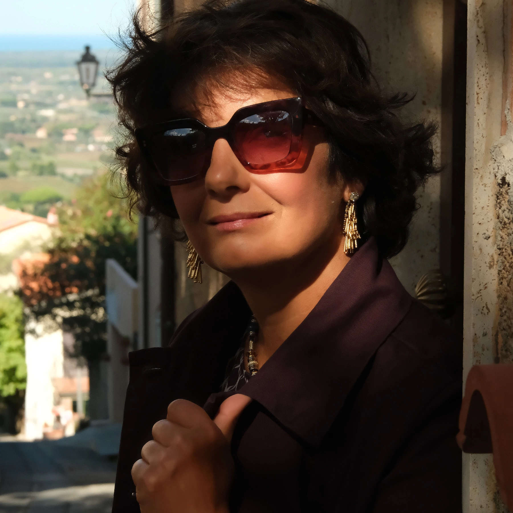 Złocone kolczyki z kryształem i kaskadą pręcików. BLONDIE