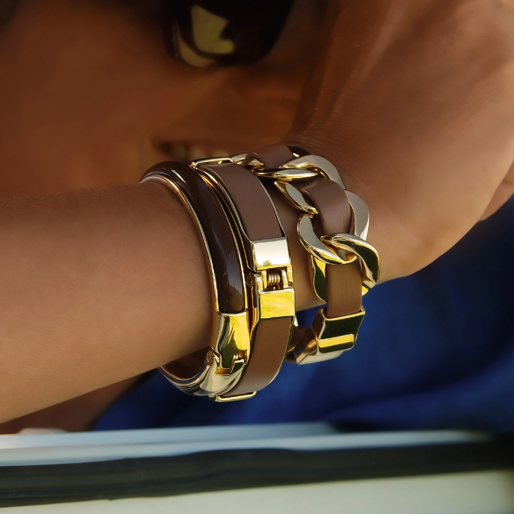 Złocona bransoleta z dekorem z akrylu w kolorze mokka. CAFE MOCCA