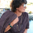 Złocone kolczyki w formie wąskich rogów z kryształkami. ZARA