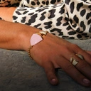 Złocona bransoletka na łańcuszku z różówo-białym dekorem. ADA