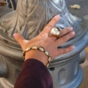 Pozłacany pierścionek z tarantulą na masie perłowej. KOSMATE MYŚLI