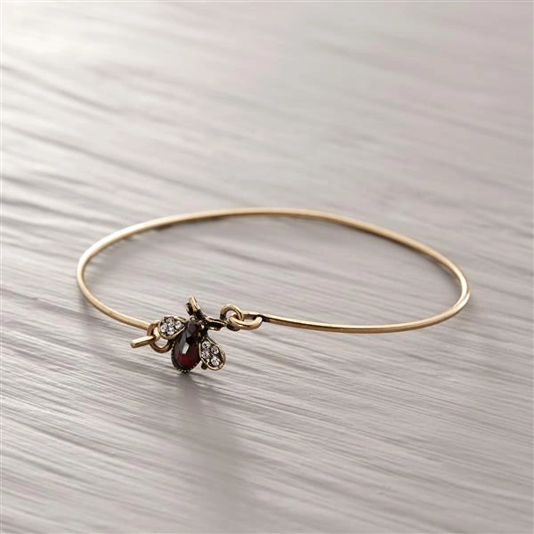 Sztywna bransoletka z zapinką - muchą. MOJA MUSZKA