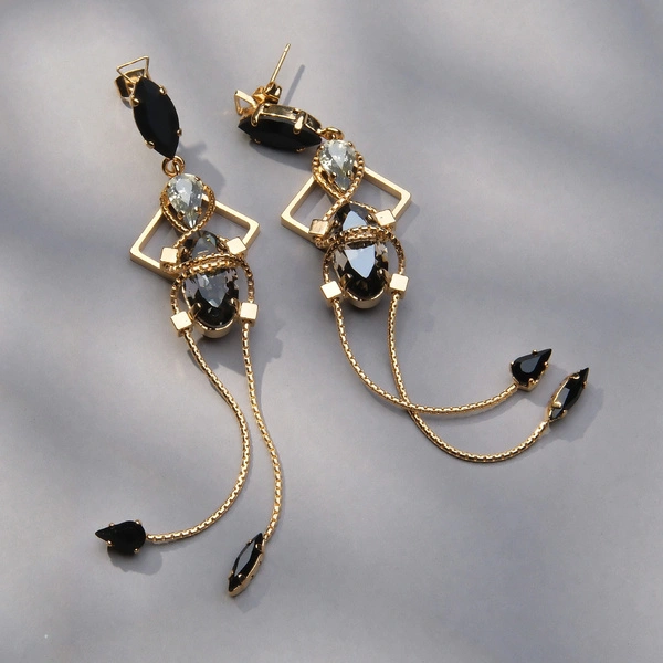 Zwiewne kolczyki z kryształami w czerni i grey diamond. CZARNA LALECZKA