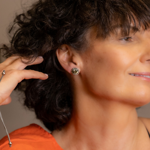 DE COLOR DIAMANTE GRIS. Pendientes tachuelas