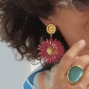 Wiszące kolczyki w kształcie różowych margaretek. ROMANTYCZKA