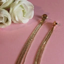 Wiszące kolczyki z długimi pozłacanymi łańcuszkami. AŻ DO SZYI