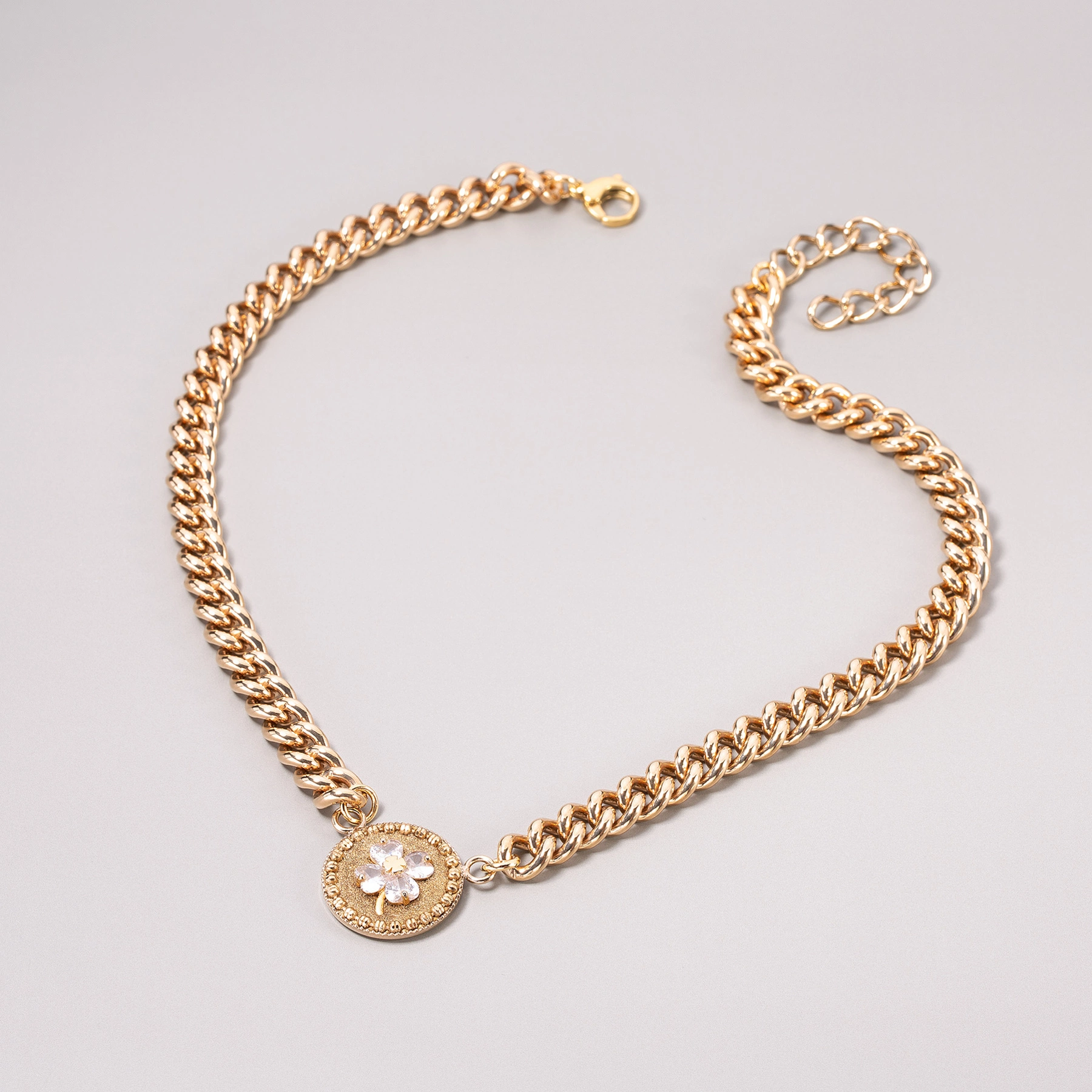 Pozłacany wisior z zawieszką z koniczynką z cyrkonii. AMELIA