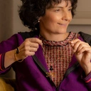 Sztywna złota bransoletka zdobiona czarnym sercem. MOJA MIŁOŚĆ