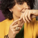 Kolczyki wkrętki z kształcie muszek z kryształkami. SŁODKI GRANAT