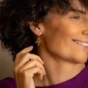 Złocone kolczyki z ażurowym motylkiem i kryształkiem. WESOŁKA