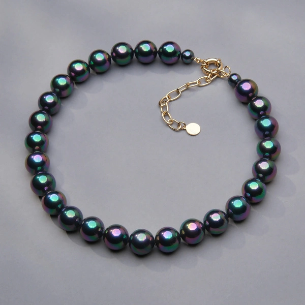 Krótki złocony naszyjnik z pereł w zieleni i fiolecie. ZBLIŻAM SIĘ