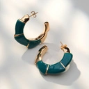 Pozłacane kolczyki w formie zielonego odwłoku krewetki. UCZTA PRZYJEMNOŚCI