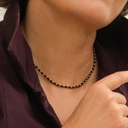 Krótki naszyjnik z czarnych koralików i złoconych kulek. LINEA DEL SUR