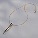 Naszyjnik z zawieszką z rzędem pereł w kolorze petrol. KOCHAM GRANAT