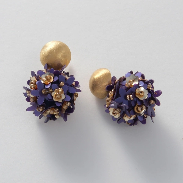 Wiszące kolczyki kule z fioletowymi kwiatkami. KOLOR PURPURY