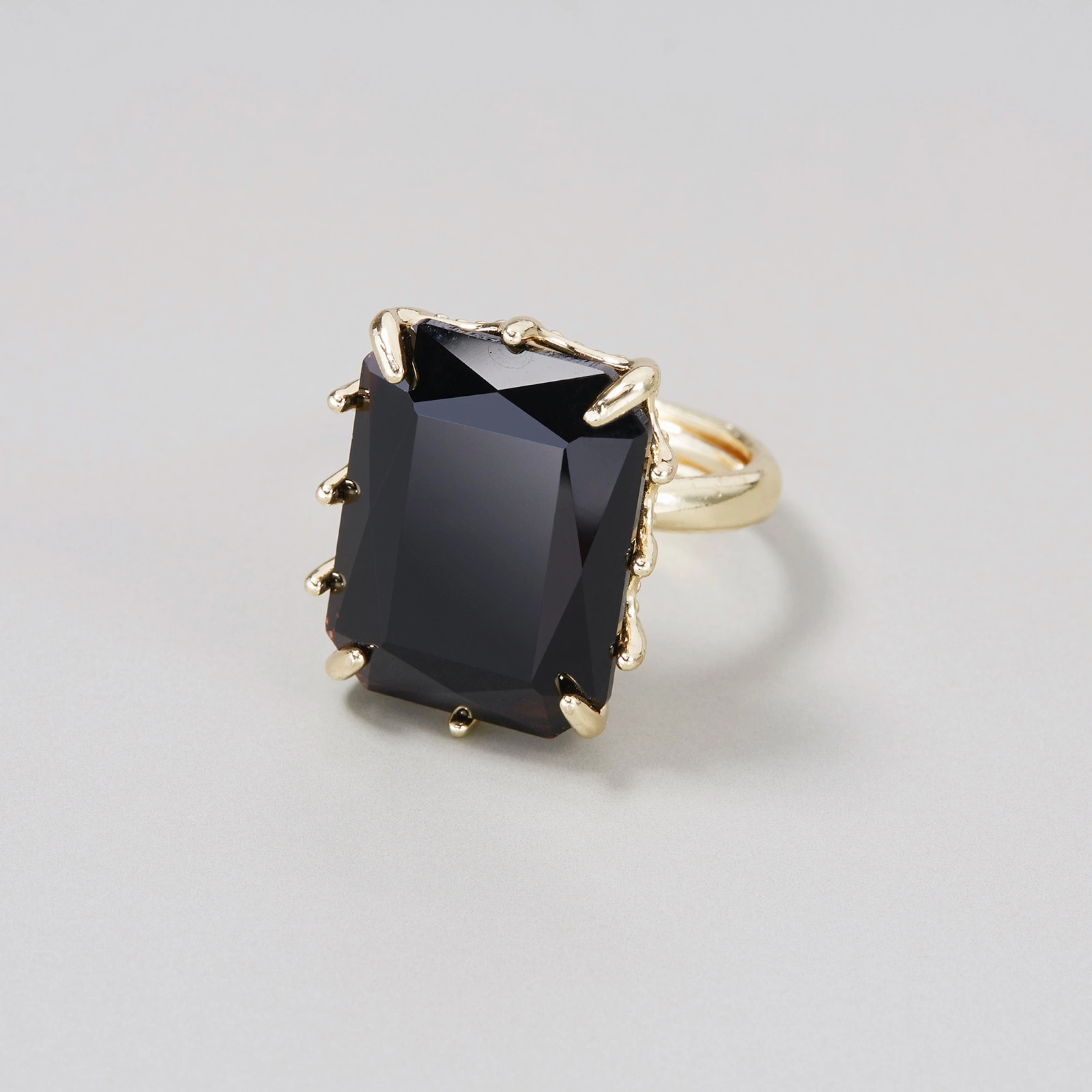 Pozłacany lekki pierścień z czarnym kryształem. REGINA