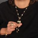 Długi naszyjnik zdobiony perłami i kryształami. BRYZA