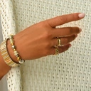 Wąski pozłacany pierścionek o tłoczonej powierzchni. ALEJA GWIAZD