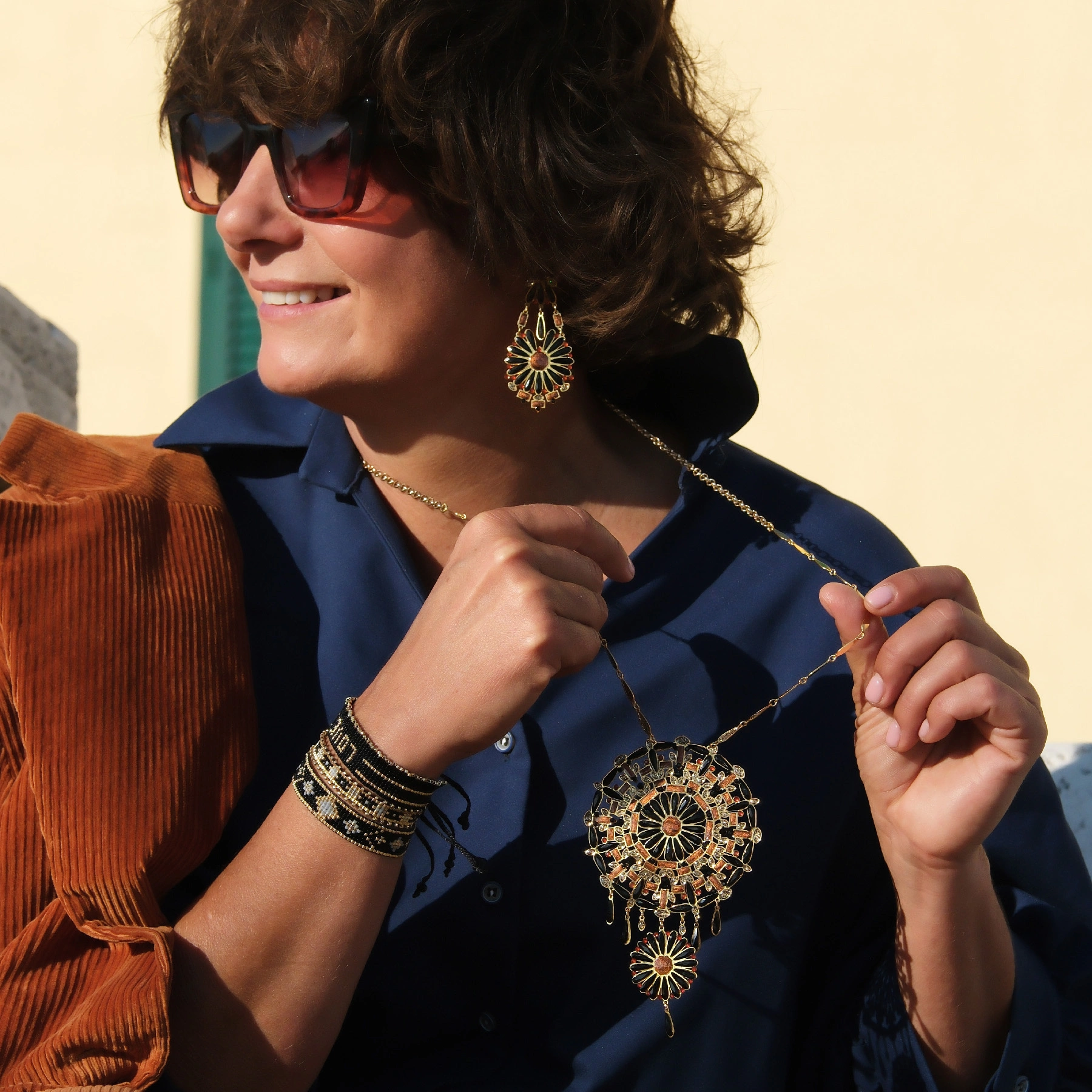 Kolczyki kwiaty z czarnymi płatkami i winnymi kryształami. FIORI DELLA NOTTE