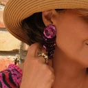 Kolczyki wiszące z kwiatem i kaskadą z fioletowych cekinów. JAK NA ARONIĘ