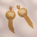 Złocone kolczyki z ażurowymi dekorami i łańcuszkami. POWIEW LUKSUSU